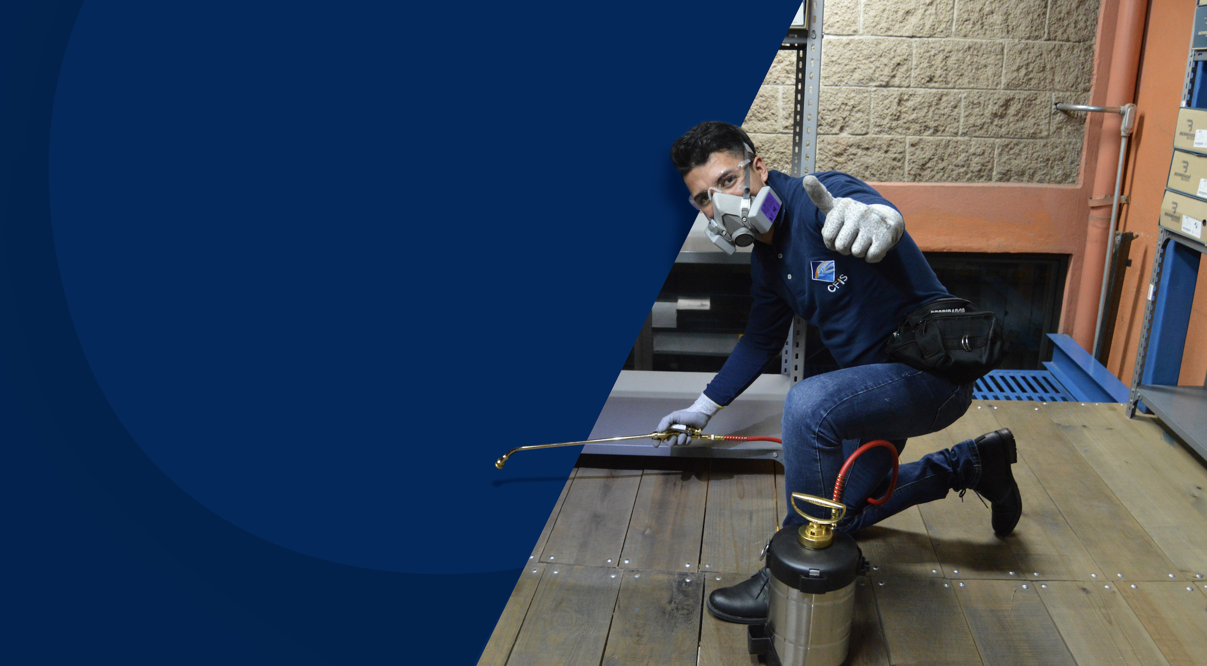 técnico de CFIS fumigando