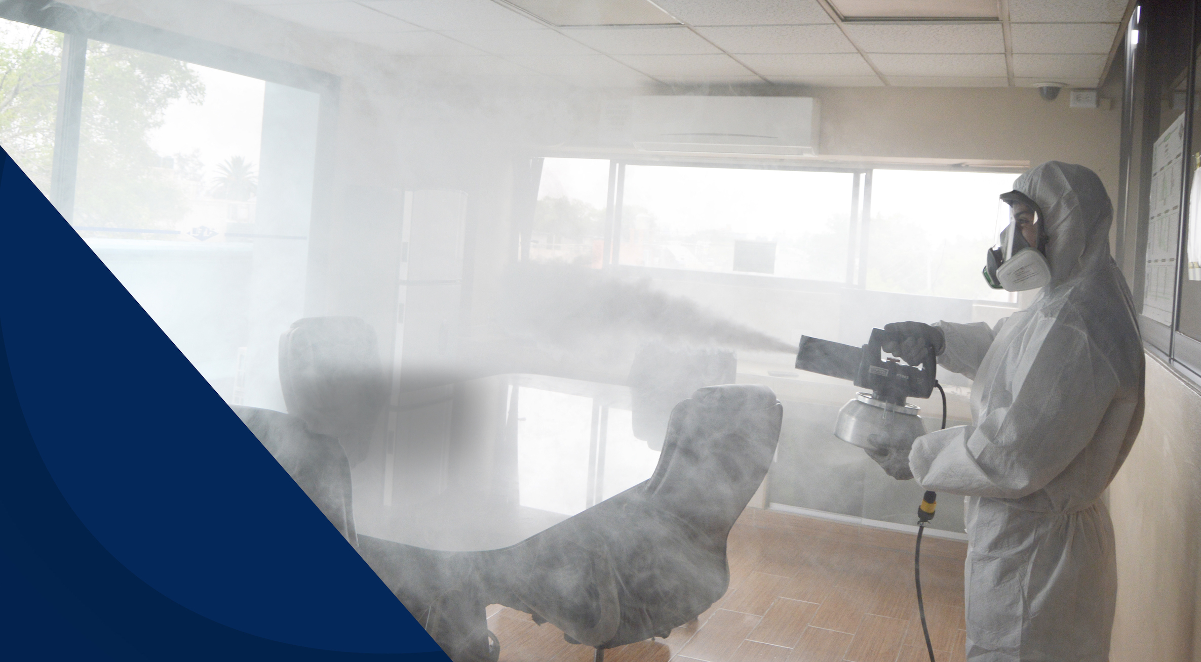 técnico de CFIS desinfectando